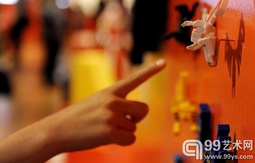 纽约现代艺术博物馆中“与我交谈”展正在举办