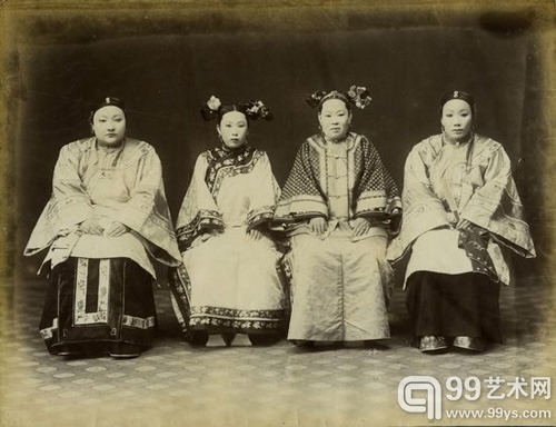 名叫卢匡（音译）的男人的四个妻子，作品摄于1880年代