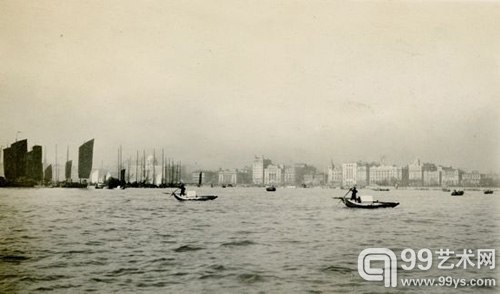 上海外滩早期景色（1923年左右），万国建筑与帆船并存于一景