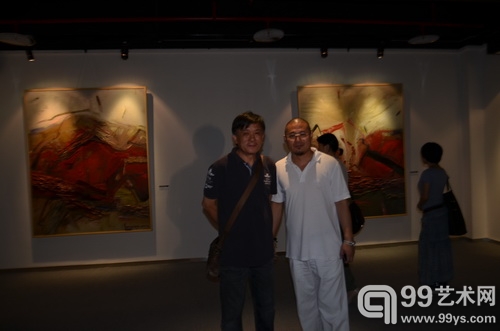 渝澳国际艺术中心总裁刘浪与著名艺术家、中国美术学院跨媒体艺术学院副院长杨劲松于渝澳国际美术馆合影