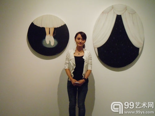 艺术家赵寰于作品前