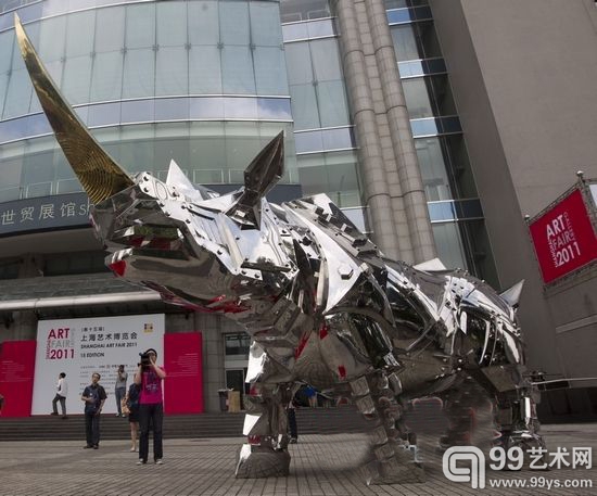 展厅门口的犀牛雕塑是铸造美术馆馆长施力仁的作品