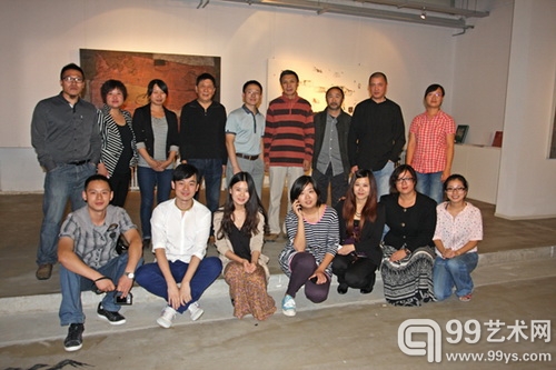 库艺术杂志社、现实空间工作人员与参展艺术家合影留念