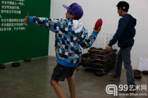 “麦田甜甜圈——陈昕鹏作品展”在西五艺术中心华美开幕