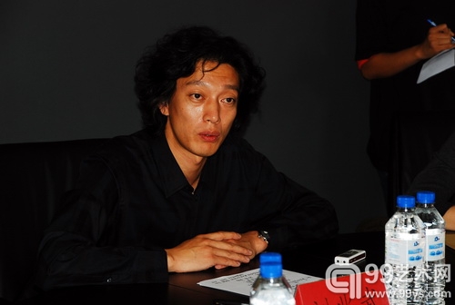 院美术学院刘兆武主持学术研讨会并首先发言