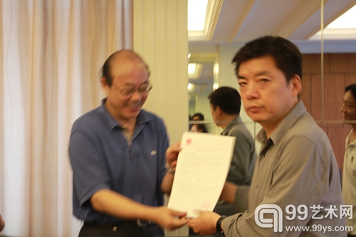 双年展组委会副主任、办公室主任董逊向学术委员会委员刘家琨颁发聘书