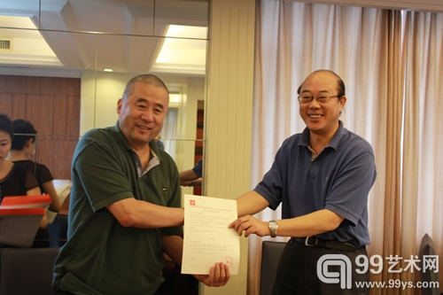 双年展组委会副主任、办公室主任董逊向学术委员会委员张培力颁发聘书