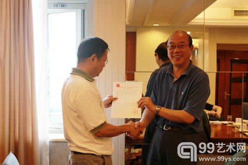 双年展组委会副主任、办公室主任董逊向学术委员会委员蒋原伦颁发聘书