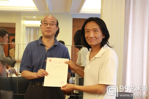 双年展组委会副主任、办公室主任董逊向学术委员会委员苏新平颁发聘书