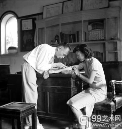 打针 1949年 上海 周海婴 摄