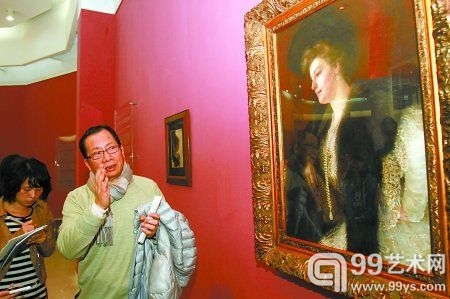 收藏家林明哲正介绍即将展出的作品     唐浩 摄