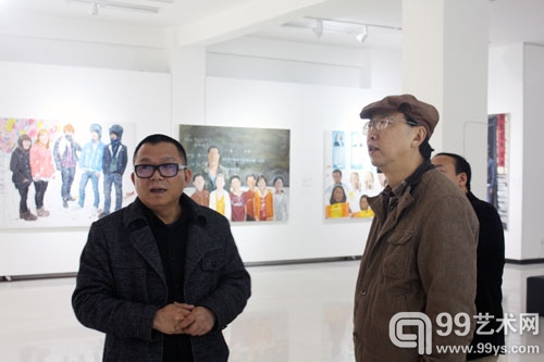 本次项目执行总监魏艺与批评家王林在展览现场