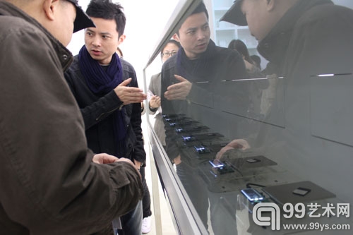 观众在《安慰剂》展览现场讨论艺术家俆文恺作品《博客考古》