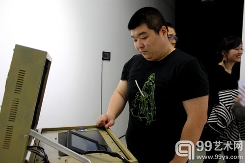 艺术家俆文恺在展览现场调试作品