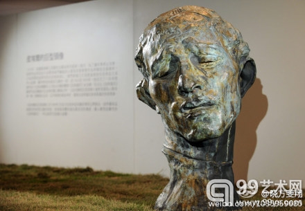 皮埃尔的巨型头像