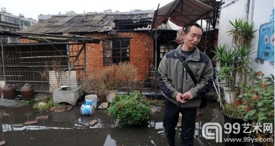 失火的画室主人一脸无奈　任东　摄