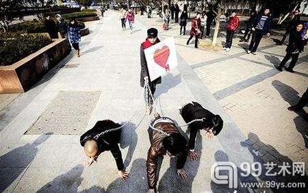 狗链拴3男人游街 行为艺术家宣称尊重女性(图)