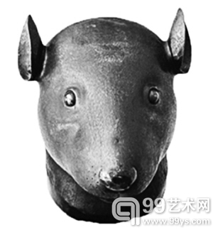 ２００９年２月，蔡铭超拍得圆明园鼠首和兔首铜像，但称因拍品无法入境而不付款。（资料图片）