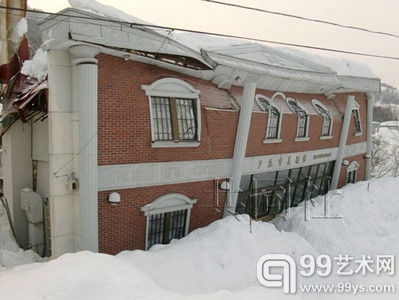 日本北海道的夕张美术馆因屋顶积雪过重发生坍塌。