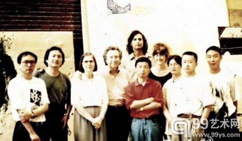 在1995年时，中国当代艺术圈的一行人（张晓刚、王功新、毛旭辉、丁乙、忻海洲、刘炜、黄笃等）前往巴塞罗那参加中国当代艺术展，并借机去拜访了塔皮埃斯的工作室。