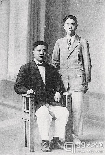 常玉与哥哥常必诚（坐者）的合影 1920