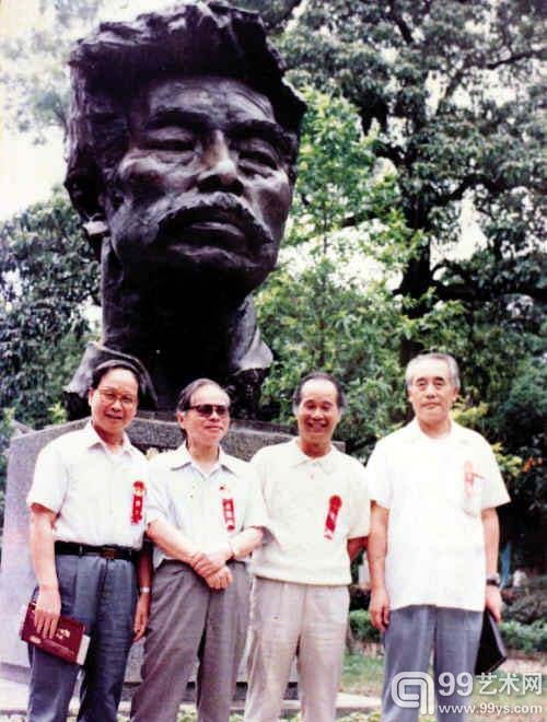 潘鹤（右二）、关山月（左二）和郭绍钢（右一）在“睬你都傻”像前留影。实习生 梁志钦 图