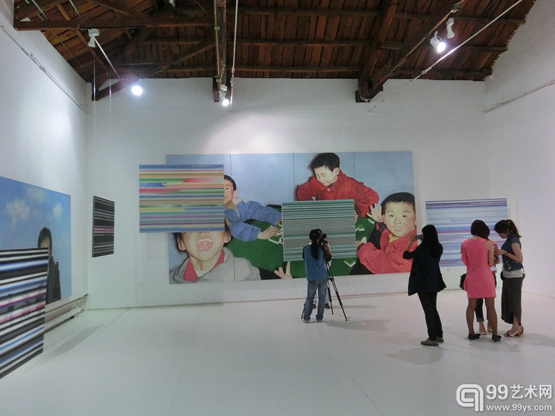 陈杰个展“格力其”现场 观者欣赏作品