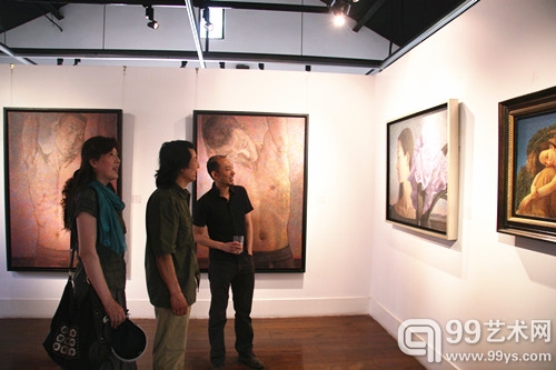 徐晨阳与画家朋友讨论参展作品