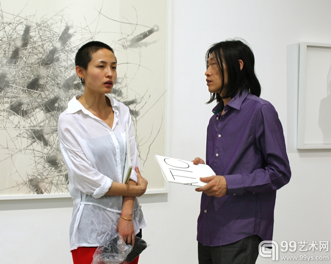 静电——徐若涛 娜布其双人展展览现场 娜布其（左）