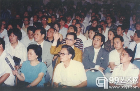 1993年6月20日上海朵云轩首届拍卖会上的风云人物，无疑是香港的张宗宪（举手者）。他着橘色西服，领1号牌坐前面，旁边坐着米景扬（二排左二）和陈逸飞（二排左四）。