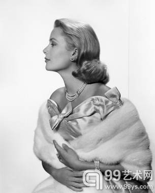 摩纳哥雷尼尔王子(Prince Rainier of Monaco)于1956 年订婚时送予王妃Grace Kelly(格蕾丝-凯莉)的珍珠及美钻项链耳环套装，亦属Van Cleef & Arpels梵克雅宝的作品。