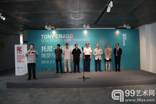 展览开幕仪式，左起：成都当代美术馆副馆长蓝庆伟、成都当代美术馆馆长吕澎、成都高新投资集团董事长平兴、成都高新区发展策划局局长汤继强、霍特曼艺术画廊负责人marianne holtermann、艺术家托尼·克拉格、英国大使馆文化教育处“艺述英国”艺术总监、英国领事馆文化教育处西南办公室助理主任陈兵