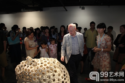 艺术家托尼·克拉格在展厅为观众讲解作品