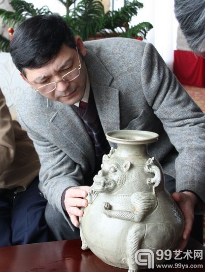 王胜利   古陶瓷收藏爱好者。国家文物鉴定估价师，江苏省古陶瓷研究会副秘书长。