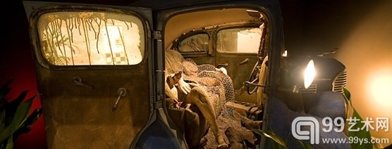 埃德·金霍茨（Ed Kienholz）的装置作品“ Back Seat Dodge”