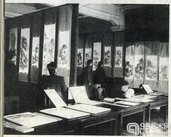 1943年，傅雷夫妇（左）在“黄宾虹八秩诞辰书画展览会”上，傅雷参与举办了该展览。