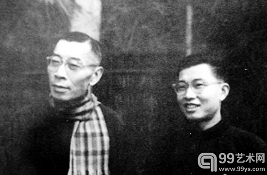 1961年，傅雷与傅敏在上海江苏路寓所前的小花园。