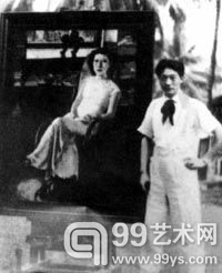 徐悲鸿在其所绘《舞女图》前合影