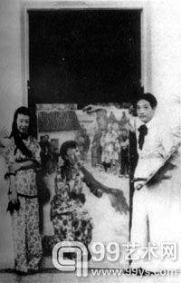 徐悲鸿与王莹在其所绘《放下你的鞭子》前合影(1993年10月于新加坡)