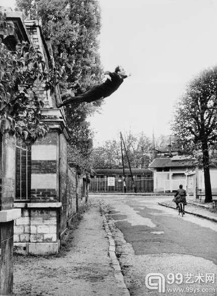 伊夫·克莱因的著名照片蒙太奇作品《跃入虚空》（1960年）