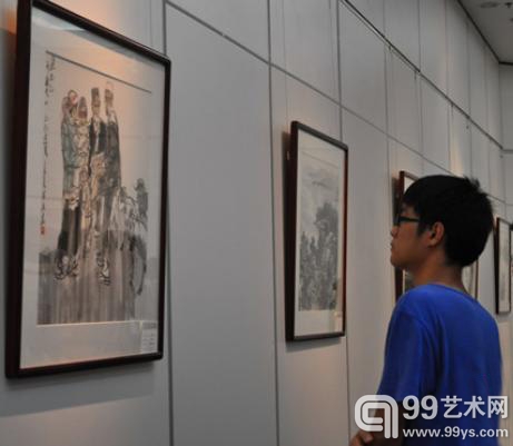 5日，市民在无锡博物院细心观赏全国书画名家作品展。