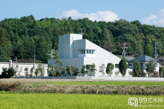 位于京都郊外的这栋私人住宅，设计师在不规则的山形建筑中，营造出乱中有序的内部空间，并通过一条高于地面的走廊将各个空间串联起来。.jpg