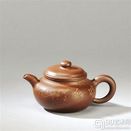 第六届漆艺紫砂专场藏品陈凤仙作暗香仿鼓壶，紫泥调砂8.1cm×16cm×10.5cm，成交价30万元 