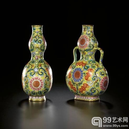 重要中国瓷器及工艺品（常设拍卖），清乾隆，黄地洋彩「福寿连绵」图绶带葫芦扁瓶一对，《大清乾隆年制》款，估价：4,000万至6,000万港元／510万至770万美元