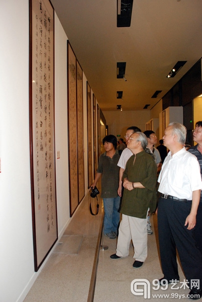 书法家贾起家陪同老师参观展览.jpg