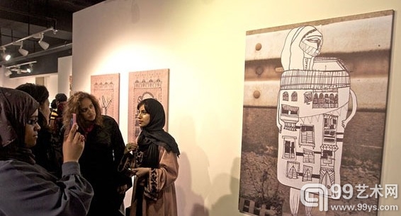 艺术家Sarah Al-Abdali与在她Young Saudi Artists 2012上展出的作品