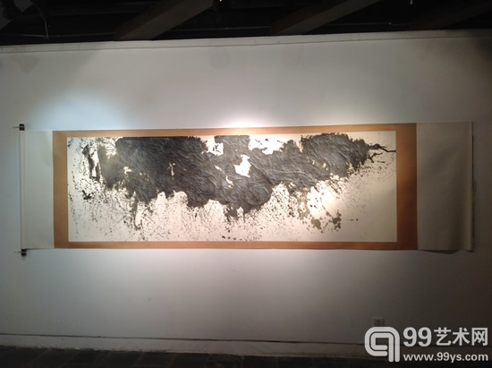 陈流《破碎的天空》皮、纸、丙烯 318.5cm×95.5cm 2012