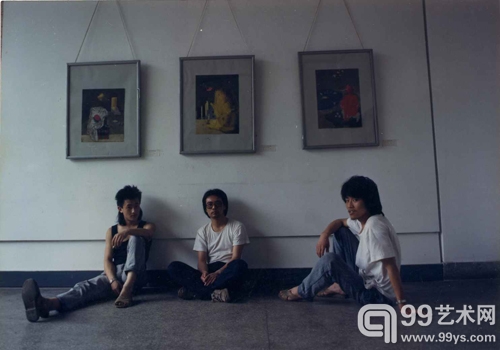 1989年，张晓刚与学生在四川美术学院阵列馆，张晓刚首次个展的布展现场。