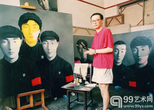 1994年，张晓刚于重庆，为圣保罗双年展进行创作。