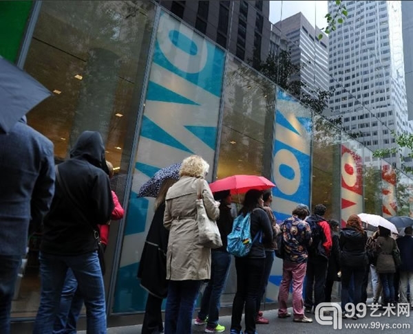 10.24展览开幕当天，人们正在纽约MoMA现代博物馆门外排长队等待参观名画《呐喊》。